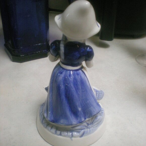 DELFTS   BLUE  Girl    Vintage  Ducks/Geese - Picture 2 of 3